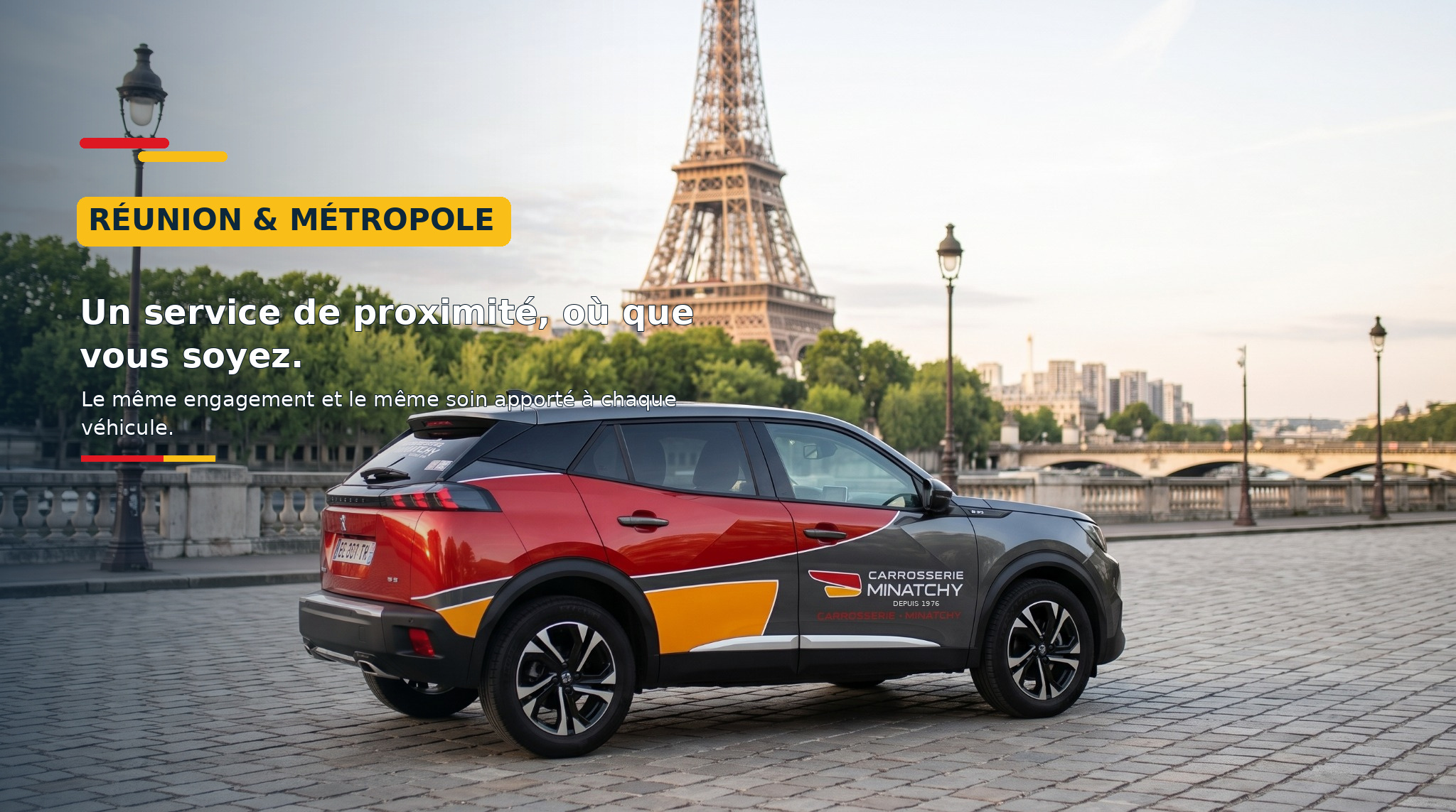 Peugeot 2008 aux couleurs de Carrosserie Minatchy devant la tour Eiffel, avec le message Réunion et Métropole intégré à l’image